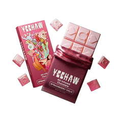 Barra de chocolate infusionado California Leaf Yeehaw sabor fresa con leche y empaque ilustrado de 50g